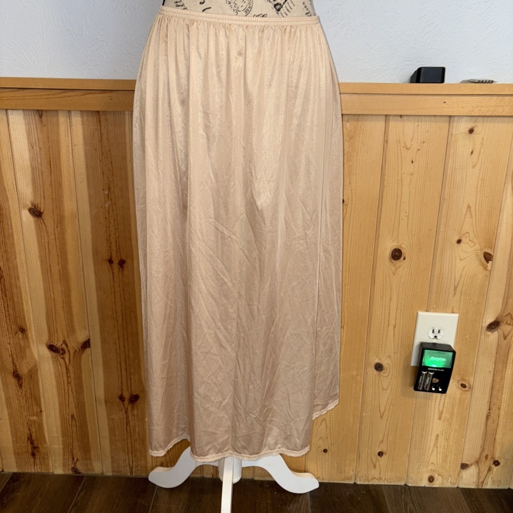 Vanity Fair Half Slip Large 28" Long Nude Lace Edge No Slit 11-711 Nylon
